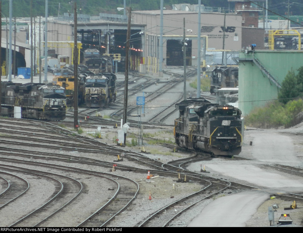 NS 1073 (SD70ACe) "PC Heritage unit" NS 1067 (SD70ACe) "Reading Heritage Unit"